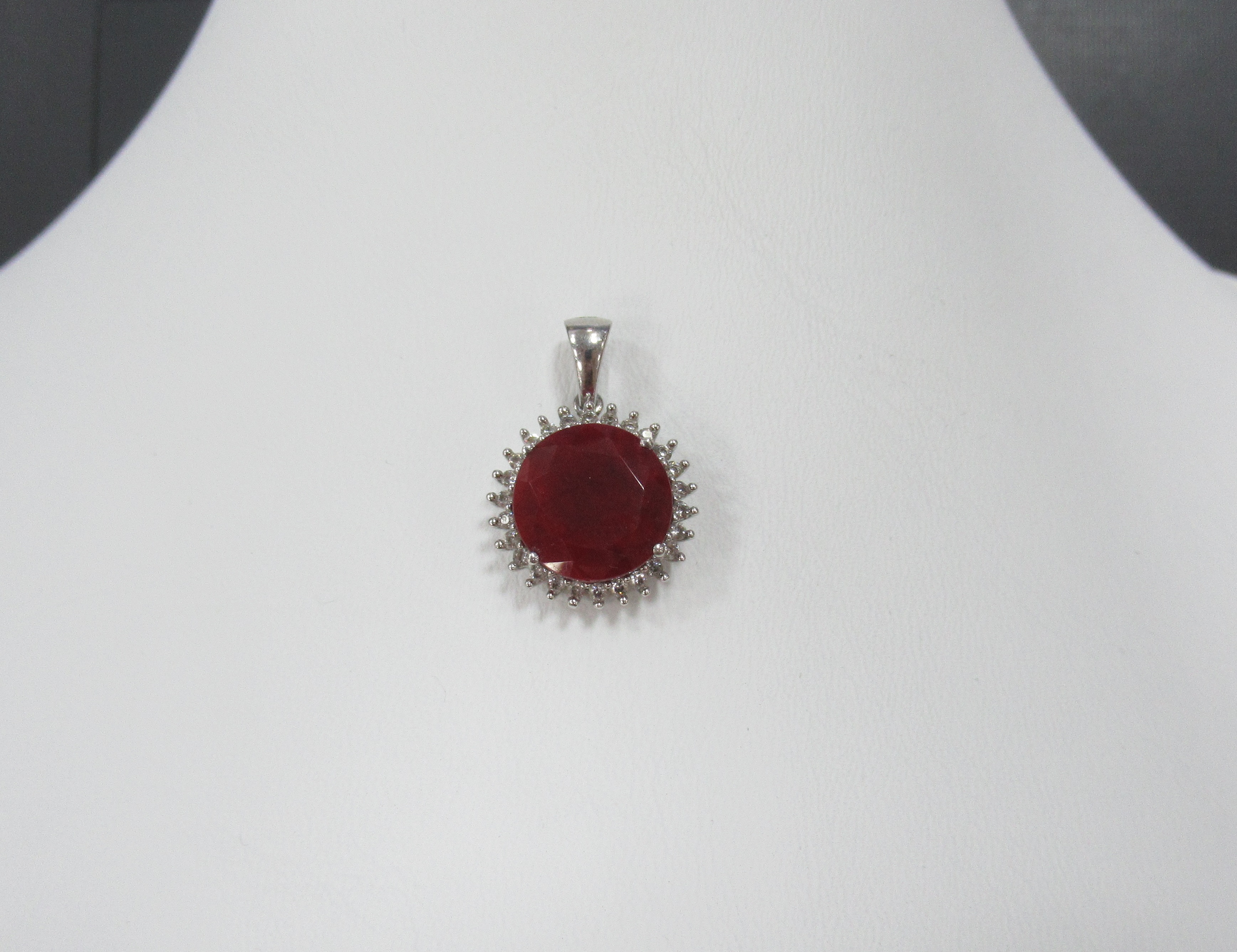 Серебряная подвеска с корундом